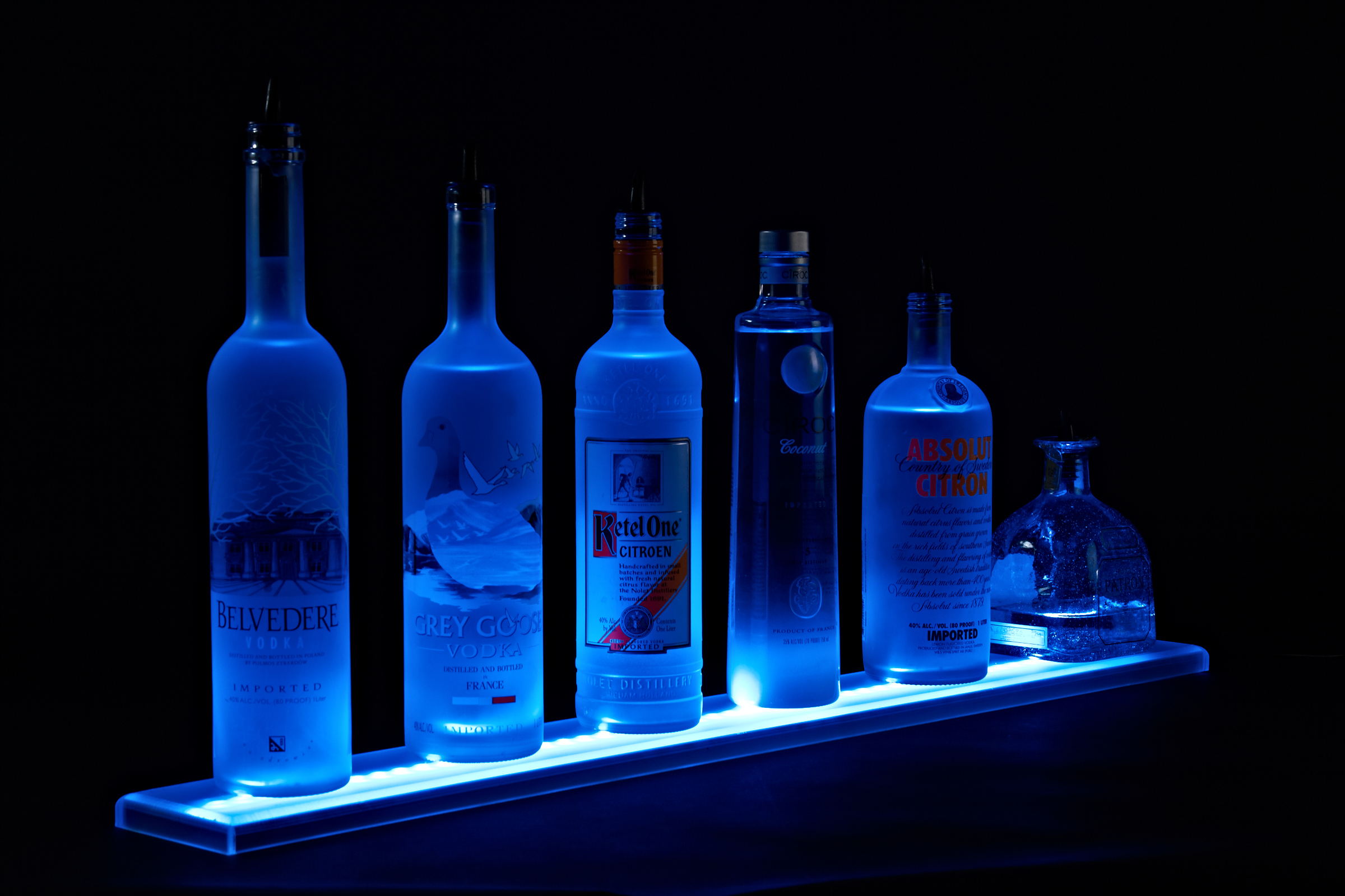 LED-valgustusega seinariiul, 90 cm